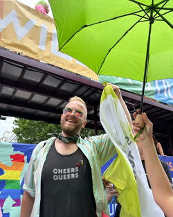 CSD Mitarbeiter mit tandem Flagge
