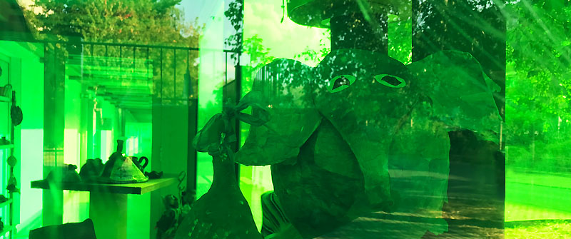 Schulsozialarbeit an der Schule am Mummelsoll, Förderzentrum, Schwerpunkt "Geistige Entwicklung", Berlin Marzahn-Hellersdorf, Blick in ein grünes Fenster