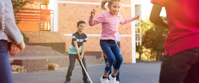 Schulsozialarbeit an der Steinwald-Schule, Förderzentrum mit dem Schwerpunkt „geistige Entwicklung“, Berlin Marienfelde, seilhüpfende Kinder