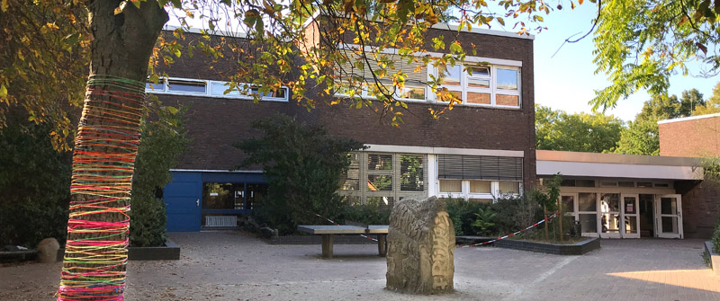 Schulbezogene Sozialarbeit an der Helmut-James-von-Moltke-Schule in Nord-Charlottenburg, Schulgebäude und Schulhof